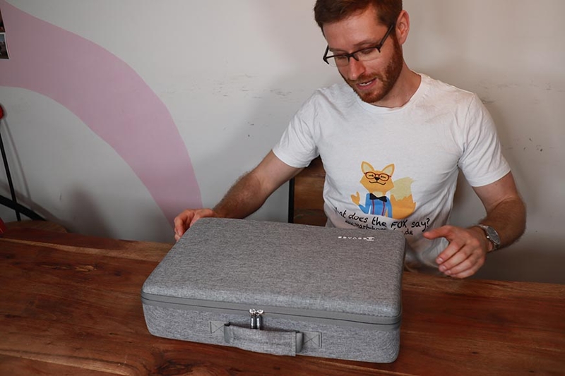 Grauer Koffer des Ecovacs Winbot W1 PRO wird geöffnet.